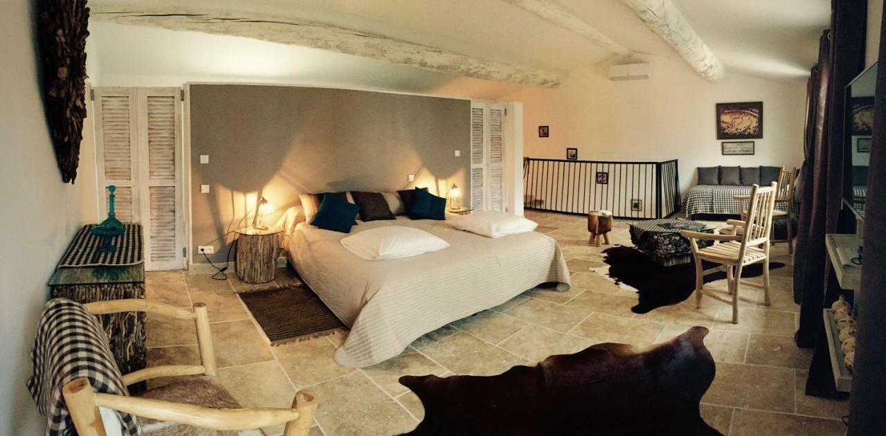 Mas Du Grand Bordes Bed and Breakfast Saint-Laurent-dʼAigouze Exterior foto