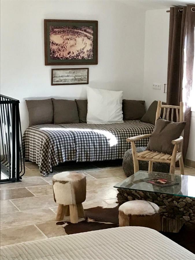 Mas Du Grand Bordes Bed and Breakfast Saint-Laurent-dʼAigouze Exterior foto