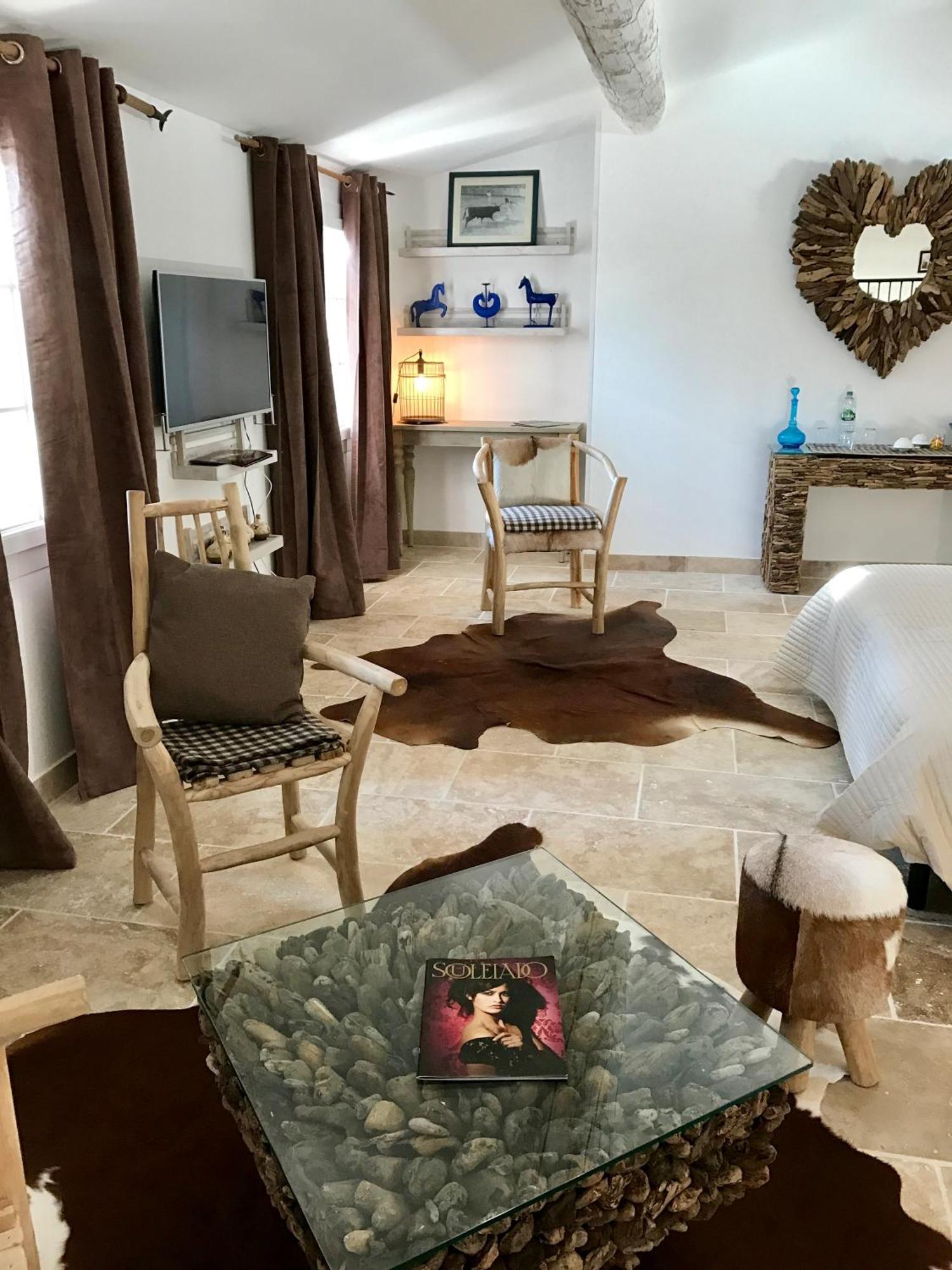 Mas Du Grand Bordes Bed and Breakfast Saint-Laurent-dʼAigouze Exterior foto