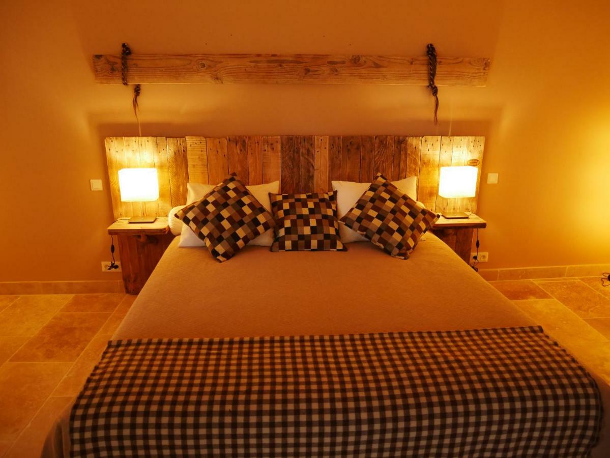 Mas Du Grand Bordes Bed and Breakfast Saint-Laurent-dʼAigouze Exterior foto