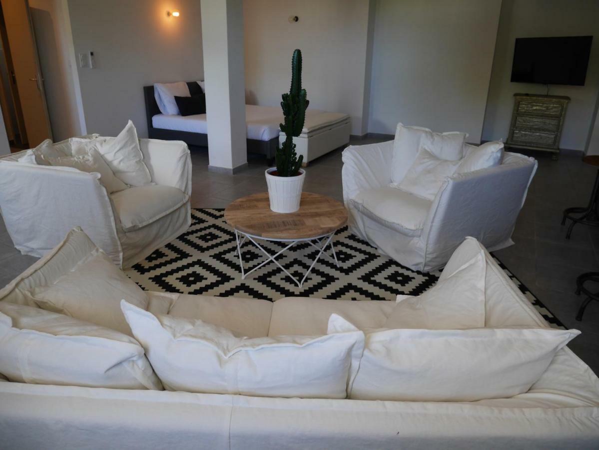 Mas Du Grand Bordes Bed and Breakfast Saint-Laurent-dʼAigouze Exterior foto
